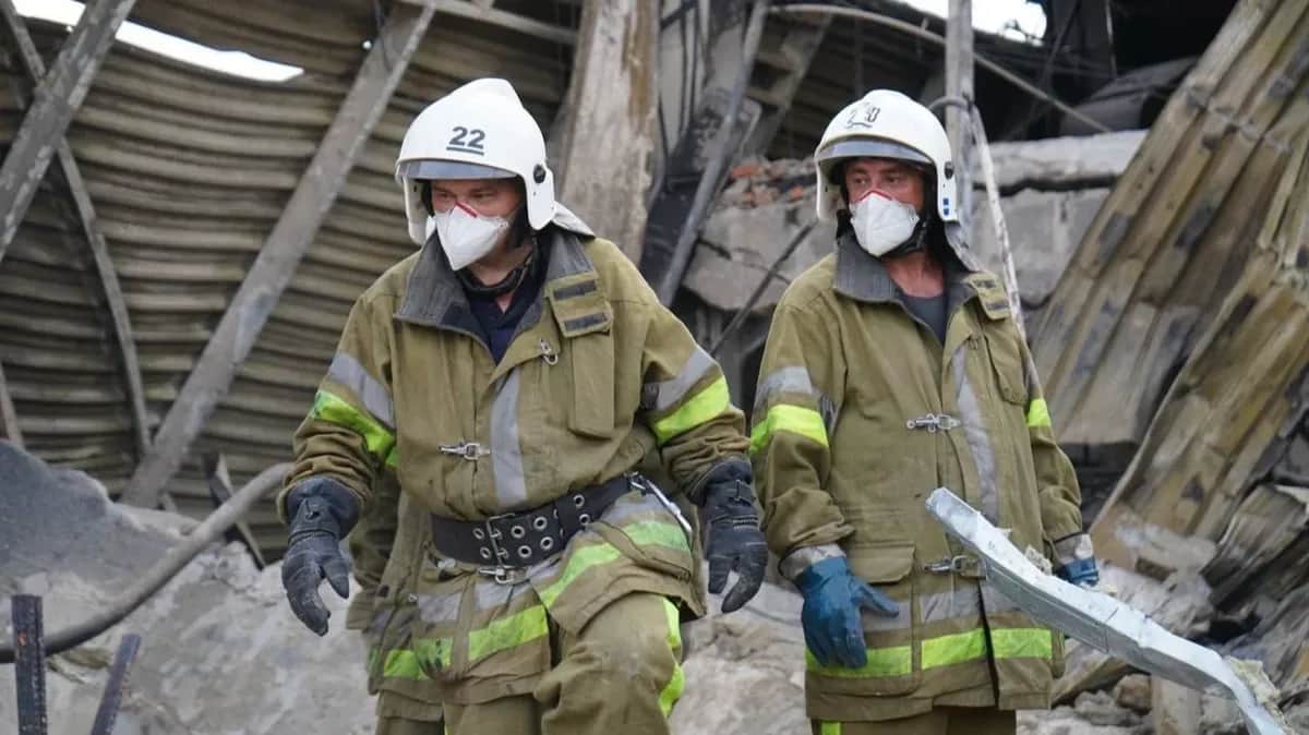 A photo of the rescue operation following the missile strike on the Amstor shopping centre in Kremenchuk. Photo: Telegram channel / kremennews