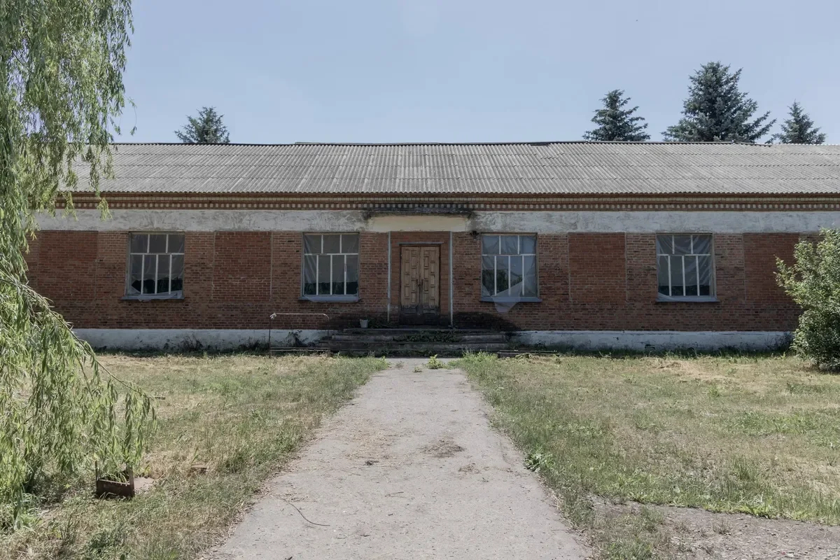 A building in Solokhi. Photo: Arden Arkman, exclusively for Novaya Gazeta. Europe