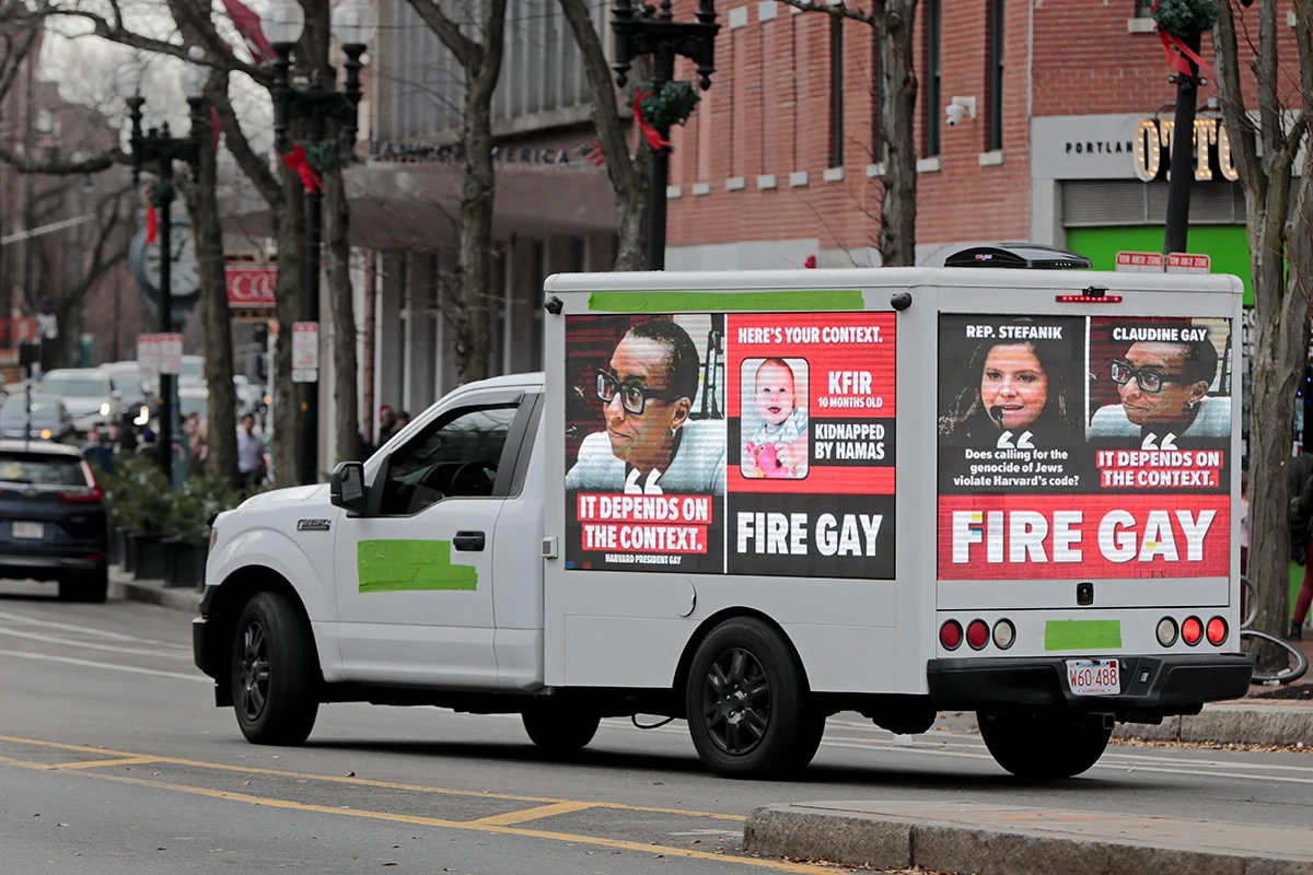 Грузовик с надписью «Fire Gay» проезжает по Гарвардской площади в Кембридже, 10 декабря 2023 года. Фото: Pat Greenhouse / The Boston Globe / Getty Images