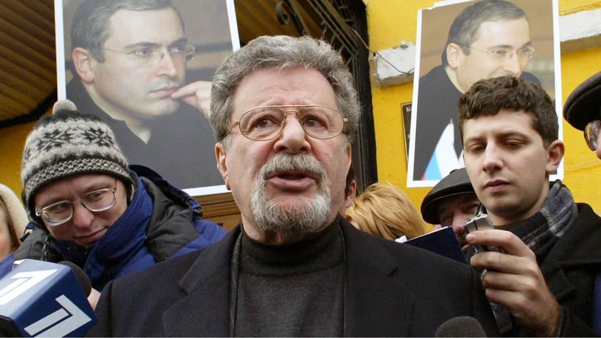 Адвокат Михаила Ходорковского Генрих Падва (в центре) у Басманного суда в Москве, 23 декабря 2003 года. Фото: Антон Денисов / Reuters / Scanpix / LETA