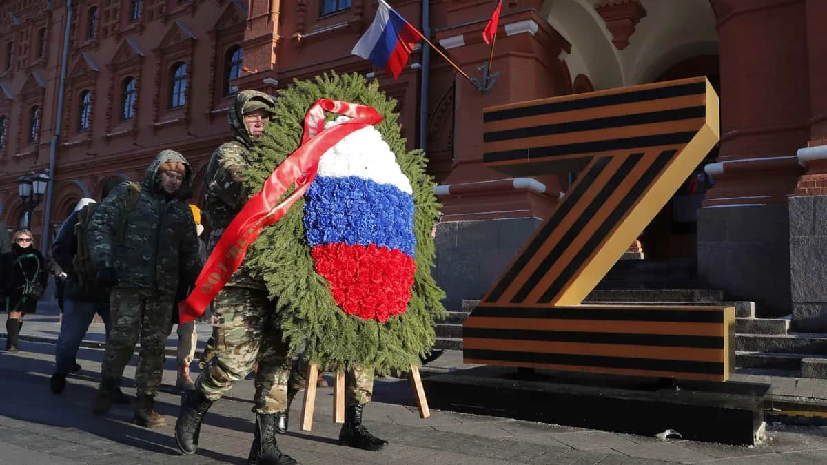 Участники движения «Ветераны России» несут венок к могиле Неизвестного солдата во время мероприятия, посвященного 23 февраля, Москва. Фото: EPA-EFE / MAXIM SHIPENKOV