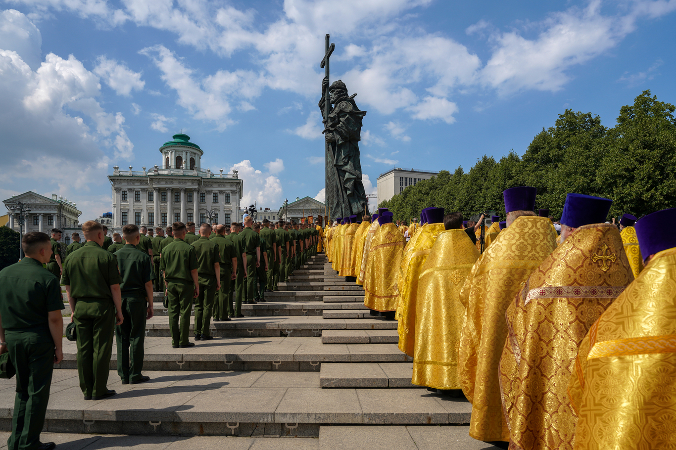 Молебен у памятника равноапостольному князю Владимиру на Боровицкой площади. Москва. 28 июля 2025 года. Фото: Игорь Палкин / Пресс-служба Патриарха Московского и всея Руси