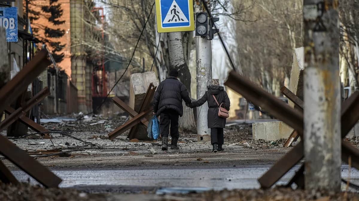 Люди идут по улицам города Бахмут, Донецкая область, Восточная Украина, 20 января 2023 года. Фото: Oleg Petrasyuk / EPA