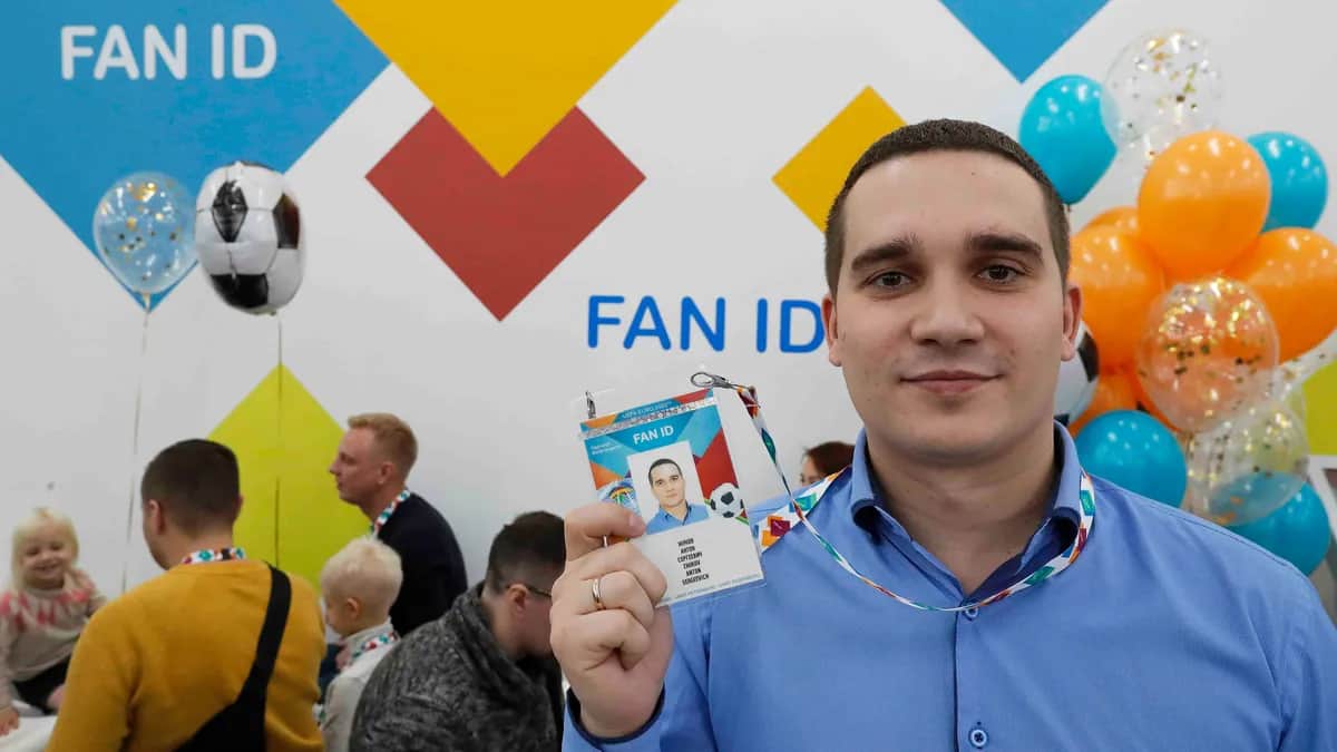Футбольный болельщик позирует с удостоверением Fan ID во время Чемпионата Европы по футболу в Санкт-Петербурге, 2020 год. Фото: EPA-EFE / ANATOLY MALTSEV