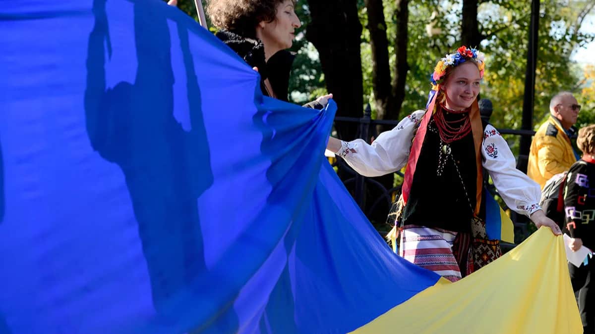 Женщина держит флаг Украины во время антивоенного марша в центре Москвы, 21 сентября 2014 года. Фото: Sefa Karacan / Anadolu Agency / Getty Images