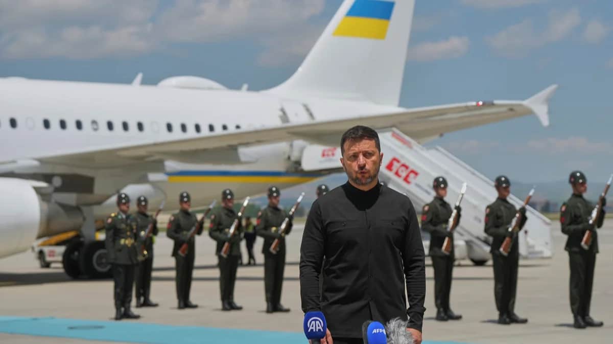 Владимир Зеленский в аэропорту Анкары, 15 мая 2025 года. Фото: Evgeniy Maloletka / AP Photo / Scanpix / LETA
