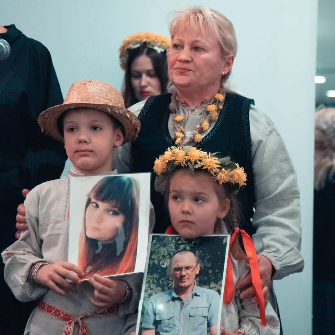 Ваня и Настя с бабушкой и портретами родителей. Фото предоставлено Анной Коноваловой