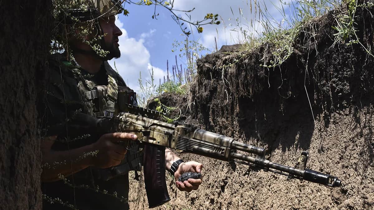 Украинский военнослужащий 141-й бригады занимает позицию в окопе на линии фронта в Запорожской области, Украина, во вторник, 18 июня 2024 года. Фото: Andriy Andriyenko / AP / Scanpix / LETA