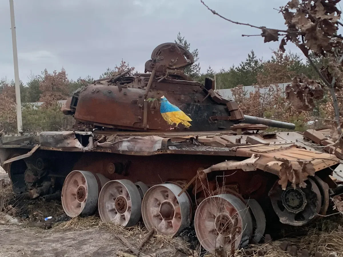 Destroyed, already rusty tanks on the road leading to Bucha. Photo: Olga Musafirova, exclusively for Novaya Gazeta Europe