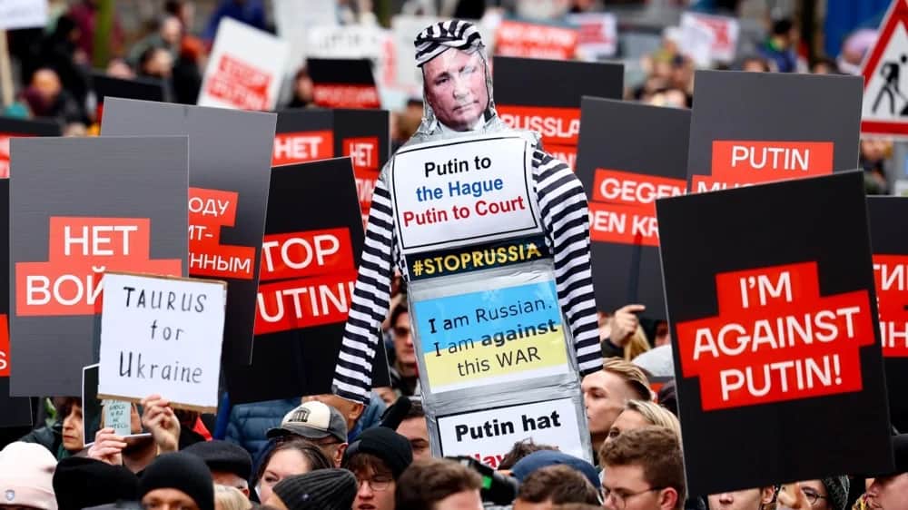 Anti-war demonstrators march in Berlin, 17 November 2024. Photo: EPA-EFE/FILIP SINGER