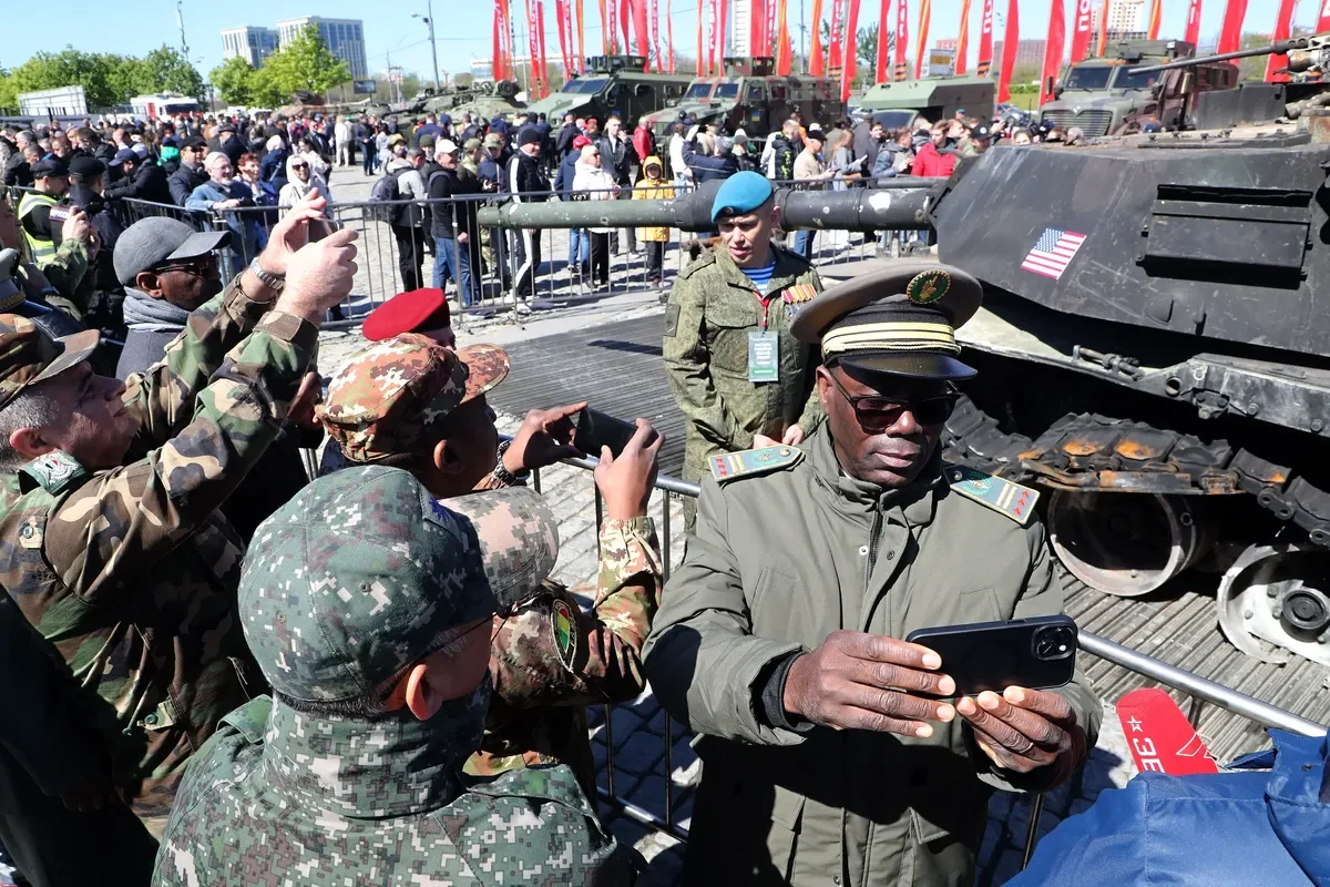 Foreign military attaches and visitors look at a US-made main battle tank M1 Abrams, which was seized by Russian troops in Ukraine, at an exhibition on the Poklonnaya Hill in Moscow, Russia, 03 May 2024. Photo: EPA-EFE/MAXIM SHIPENKOV