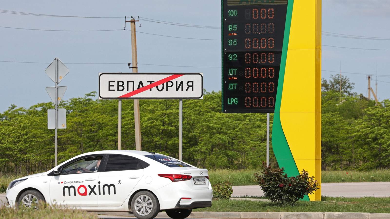 Автомобиль проезжает мимо стелы АЗС с нулями на табло после введения ограничений на продажу бензина из-за дефицита топлива, Евпатория, Крым, Украина, 1 июня 2026 года. Фото: Алексей Павлишак / Reuters / Scanpix / LETA