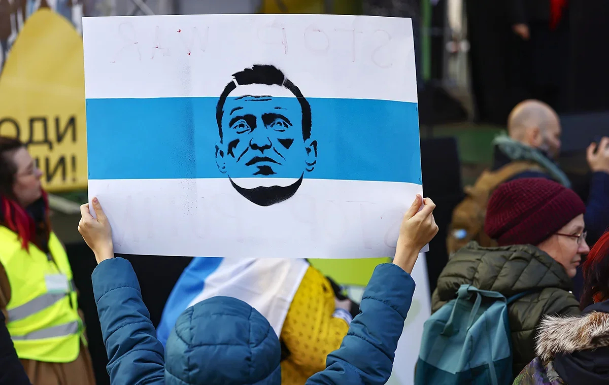 Anti-Putin protesters at the Russian Embassy in Berlin, Germany, 17 March 2024. Photo: Hannibal Hanschke / EPA-EFE