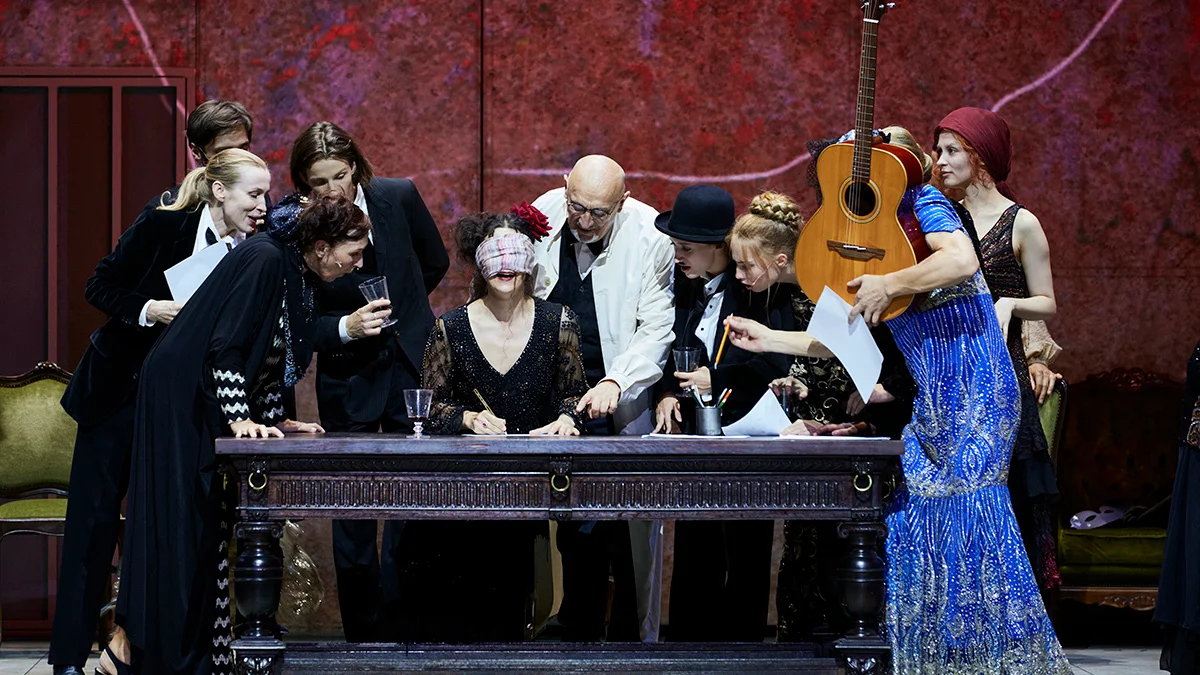 Сцена из спектакля «Волшебная гора». Фото: <a data-sk="tooltip_parent" data-stringify-link="http://salzburgerfestspiele.at" href="http://salzburgerfestspiele.at/" rel="noopener noreferrer" target="_blank">salzburgerfestspiele.at</a>