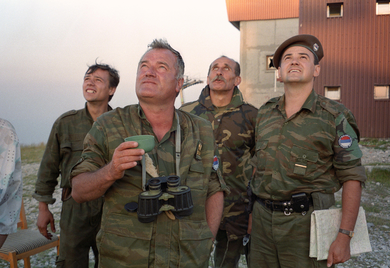 Военный лидер боснийских сербов генерал Ратко Младич (второй слева) вместе со своими советниками смотрят на пролетающие американские истребители F-18. 5 августа 1993 года. Фото: Wesley Bocxe / Alamy / Scanpix / LETA