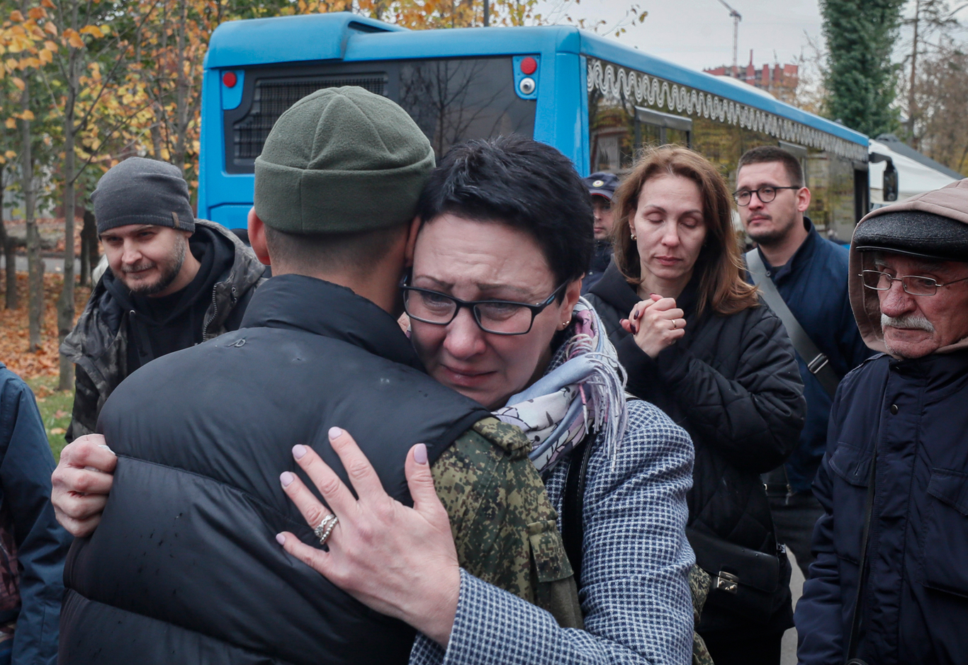 Мужчина, призванный в рамках мобилизации, прощается с близкими возле пункта сбора военного комиссариата. Москва. 12 октября 2022 года. Фото: Юрий Кочетков / EPA