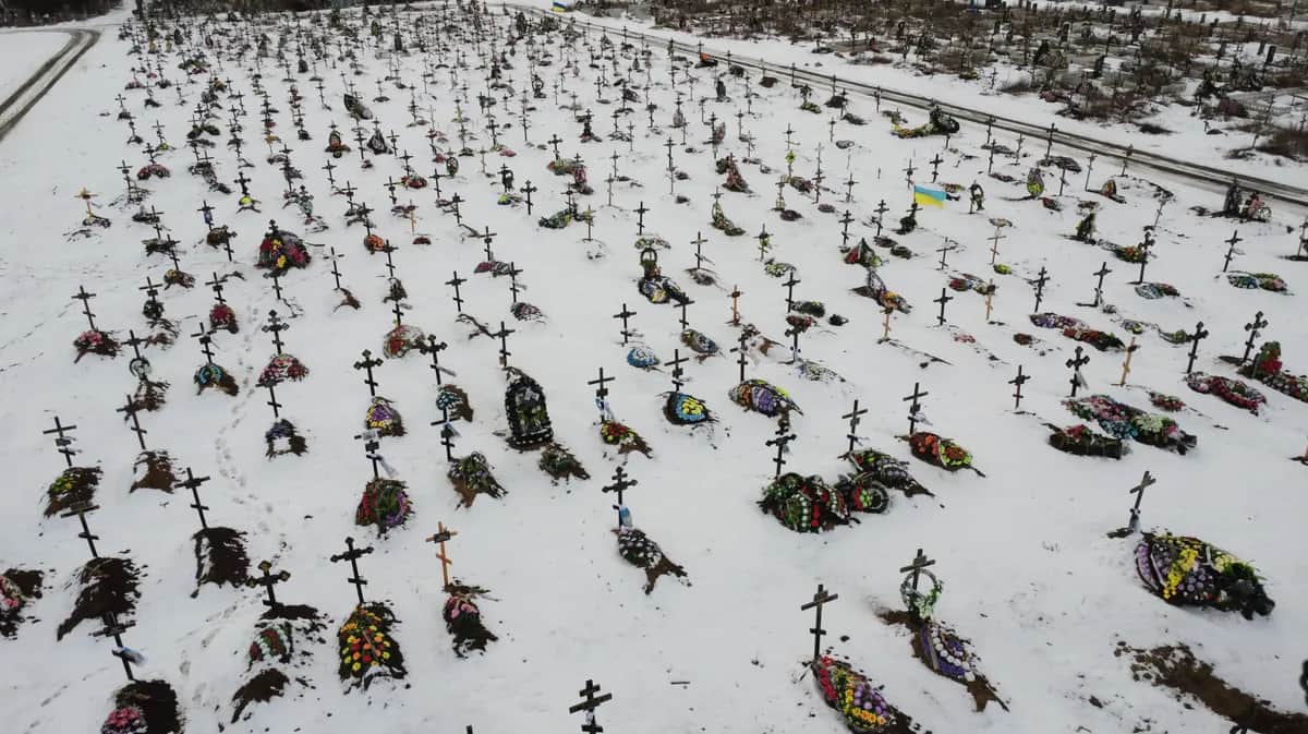 An aerial view of the cemetery with burials for 2022-2023 on February 15, 2023 in Kramatorsk, Ukraine. Photo: Yan Dobronosov / Global Images Ukraine / Getty Images