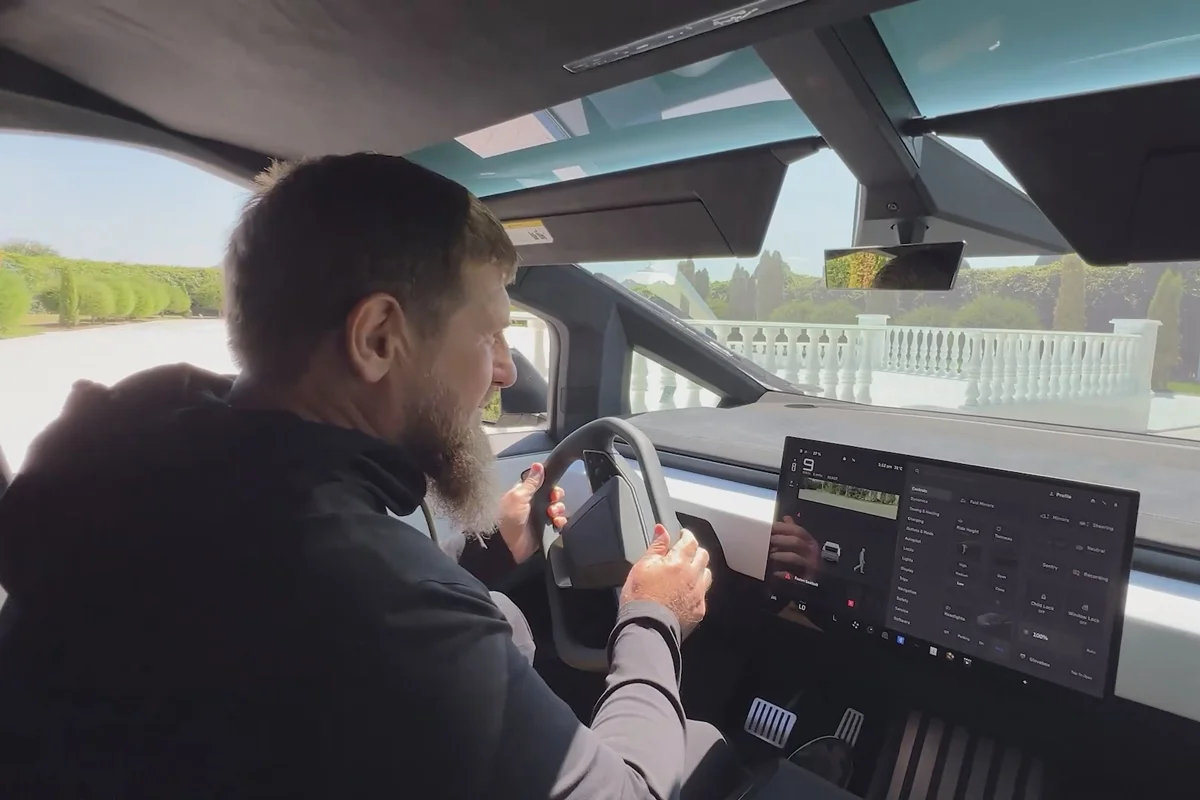 Рамзан Кадыров за рулём Tesla Cybertruck, август 2024 года. Фото из <a data-sk="tooltip_parent" data-stringify-link="https://t.me/RKadyrov_95/4999" href="https://t.me/RKadyrov_95/4999" rel="noopener noreferrer" target="_blank">телеграм-канала Кадырова</a>
