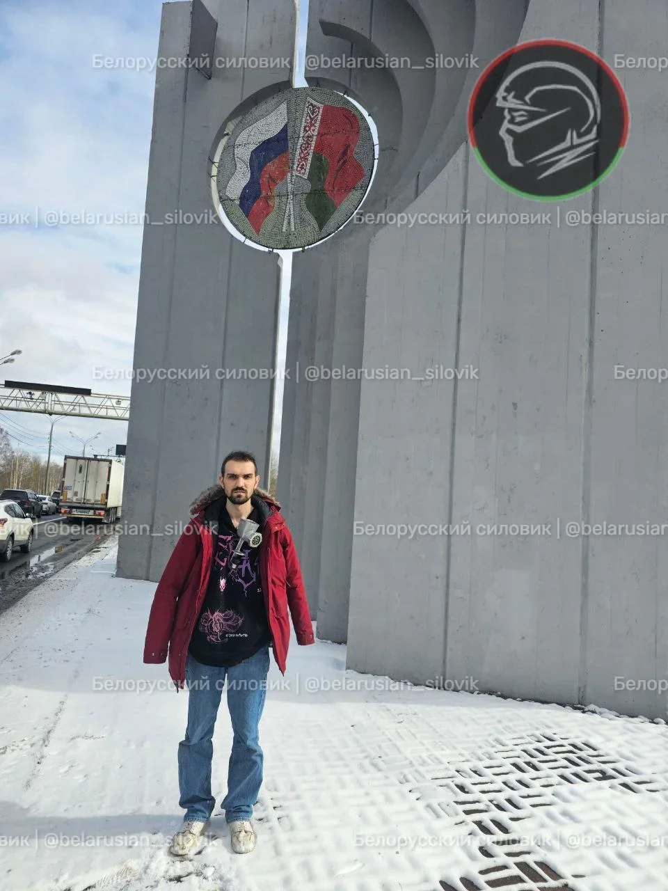 Artemy Ostanin with a meat grinder around his neck. Photo: Belorussky silovik<br>