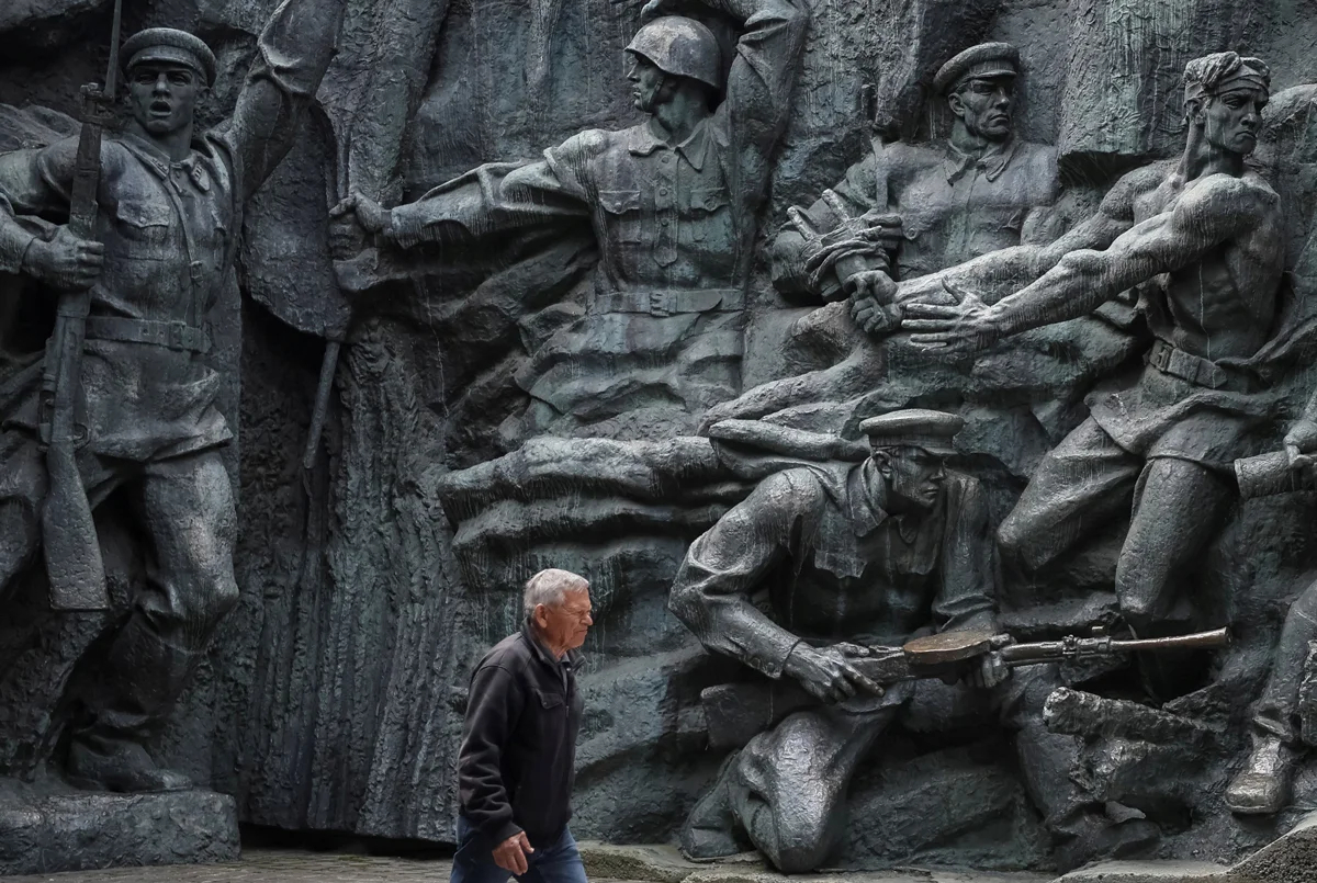 Советский горельеф в Национальном музее истории Украины во Второй мировой войне, Киев, Украина, 8 мая 2025 года. Музей уже принял решение о его демонтаже и переносе в фондовую коллекцию. Фото: Gleb Garanich / Reuters / Scanpix / LETA