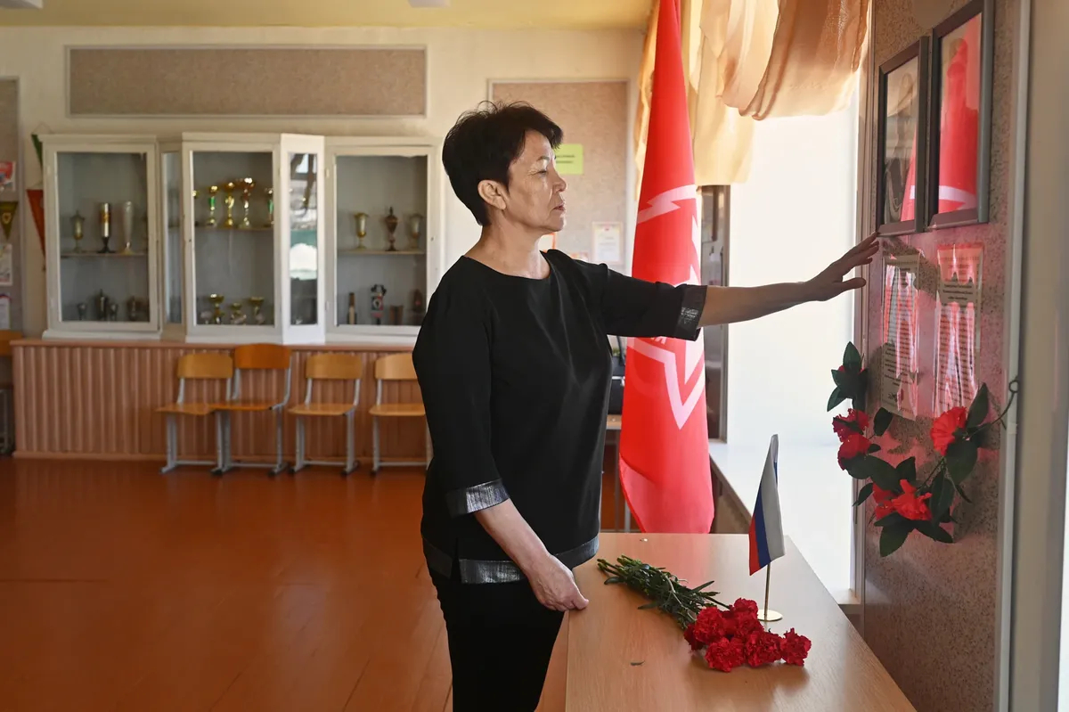 Nurzia, Rishat’s mother, in the school building. Photo: Yevgeny Kulikov