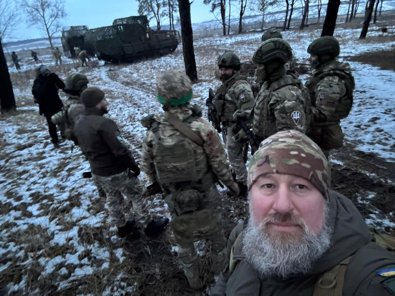 Яков Пинхас вместе с украинскими военнослужащими. Фото: страница Якова в Facebook
