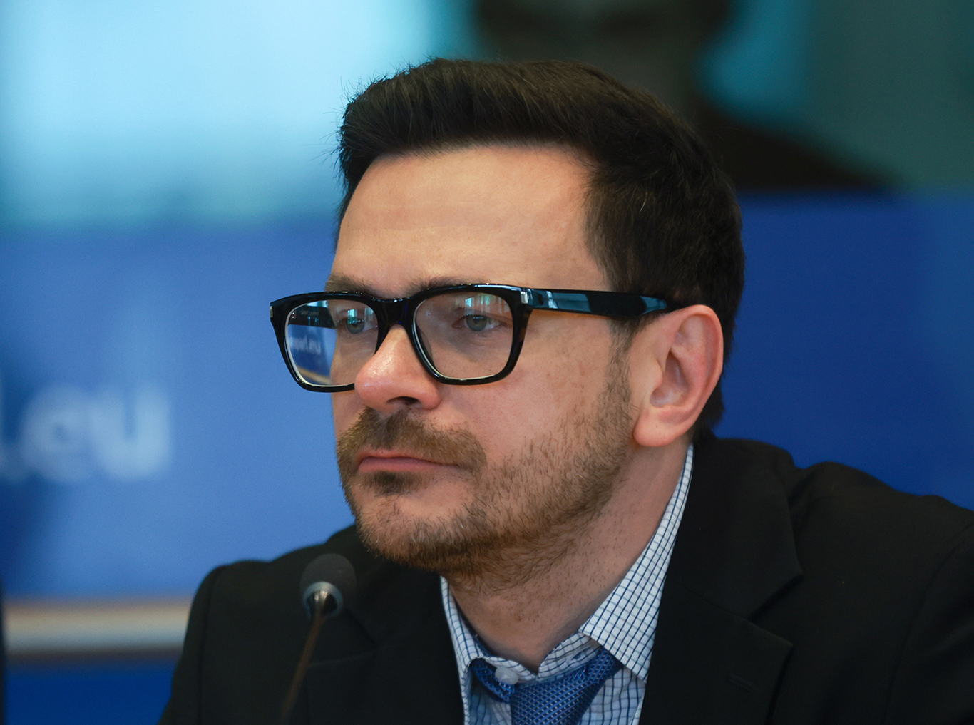 Илья Яшин принимает участие в слушаниях представителей российской демократической оппозиции о поддержке Евросоюзом российских продемократических сил в комитете по иностранным делам Европарламента в Брюсселе, Бельгия, 5 июня 2025 года. Фото: Olivier Hoslet / EPA