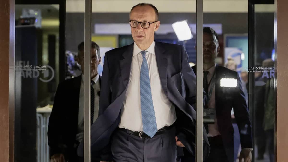 Председатель ХДС Фридрих Мерц покидает студию ARD после вечернего ток-шоу, посвящённого итогам выборов, Берлин, Германия, 23 февраля 2025 года. Фото: Ronald Wittek / EPA