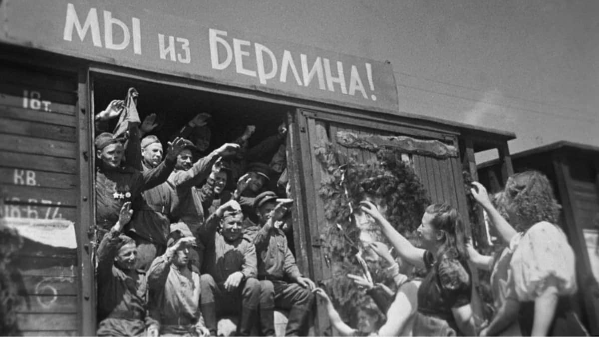Встреча демобилизованных на минском вокзале, июль 1945 года. Фото Владимир Лупейко / ТАСС / <a href="https://commons.wikimedia.org/wiki/File:%D0%92%D1%81%D1%82%D1%80%D0%B5%D1%87%D0%B0_%D0%B4%D0%B5%D0%BC%D0%BE%D0%B1%D0%B8%D0%BB%D0%B8%D0%B7%D0%BE%D0%B2%D0%B0%D0%BD%D0%BD%D1%8B%D1%85_%D0%BD%D0%B0_%D0%BC%D0%B8%D0%BD%D1%81%D0%BA%D0%BE%D0%BC_%D0%B2%D0%BE%D0%BA%D0%B7%D0%B0%D0%BB%D0%B5.jpg" target="_blank">Wikimedia </a>(PD)<br>