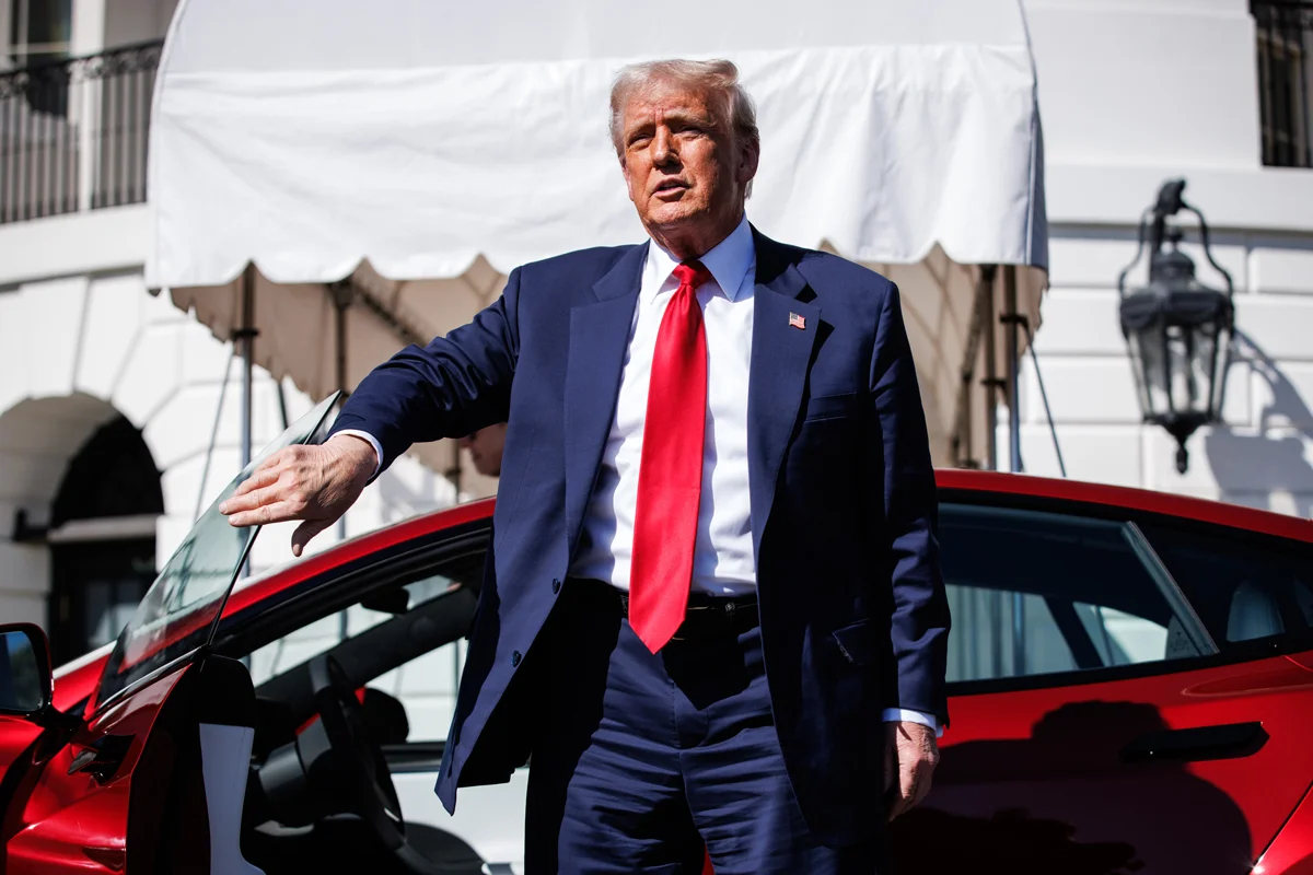 Дональд Трамп выходит из автомобиля Tesla у Белого дома, Вашингтон, 11 марта 2025 года. Фото: Samuel Corum / EPA