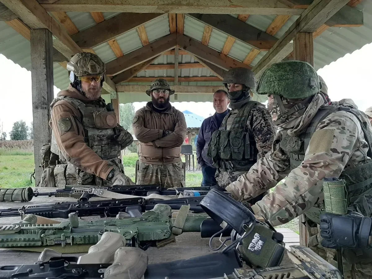 A joint training session of the Donbass volunteer union and the Rusich unit in Saint Petersburg, 2020. The man on the left is Yan Petrovsky, call-sign Slavyan; the man in the centre is Alexander Borodai. Source: Social media of the Donbass volunteer union