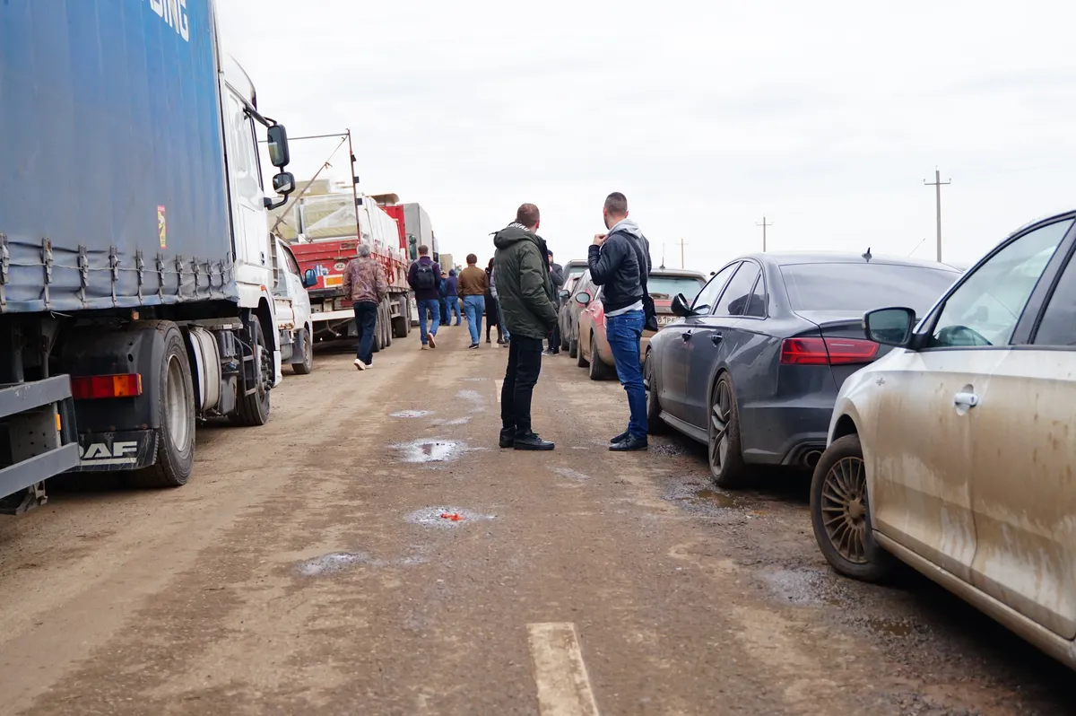 Очередь на границе Казахстана и России. Фото: «Новая газета. Европа»