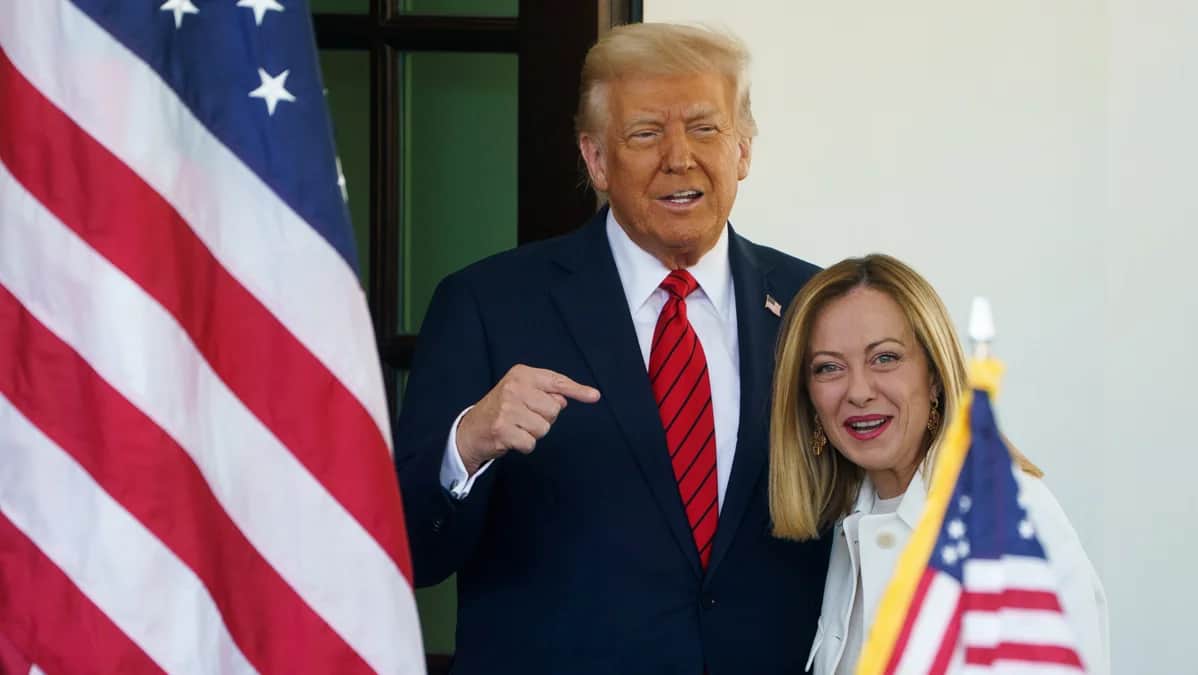 Президент США Дональд Трамп&nbsp; приветствует премьер-министра Италии Джорджу Мелони у Белого дома в Вашингтоне, округ Колумбия, США, 17 апреля 2025 года. Фото: Will Oliver / EPA