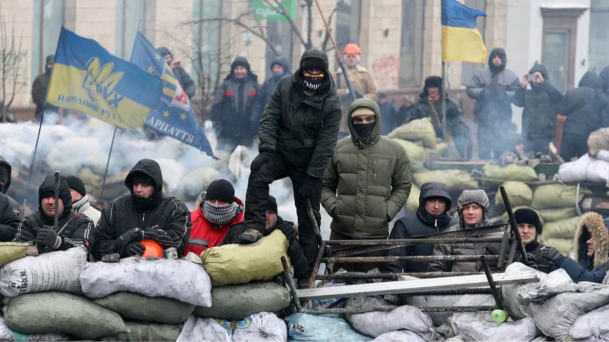 Протестующие на баррикаде во время очередного дня антиправительственных протестов в Киеве, Украина, 28 января 2014 года. Фото: Zurab Kurtsikidze<br>
