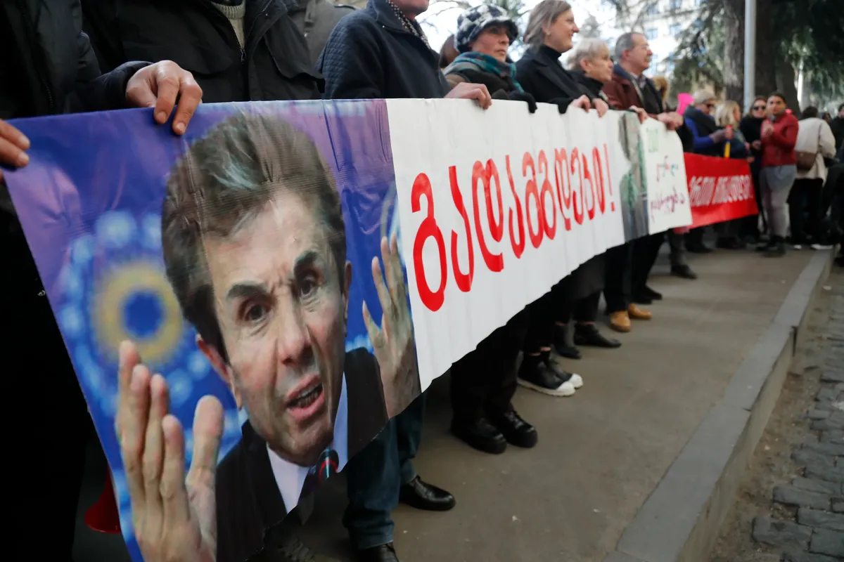 Портрет Бидзины Иванишвили во время акции протеста перед зданием парламента в Тбилиси, Грузия, 05 февраля 2020 г. Фото: EPA-EFE/ZURAB KURTSIKIDZE