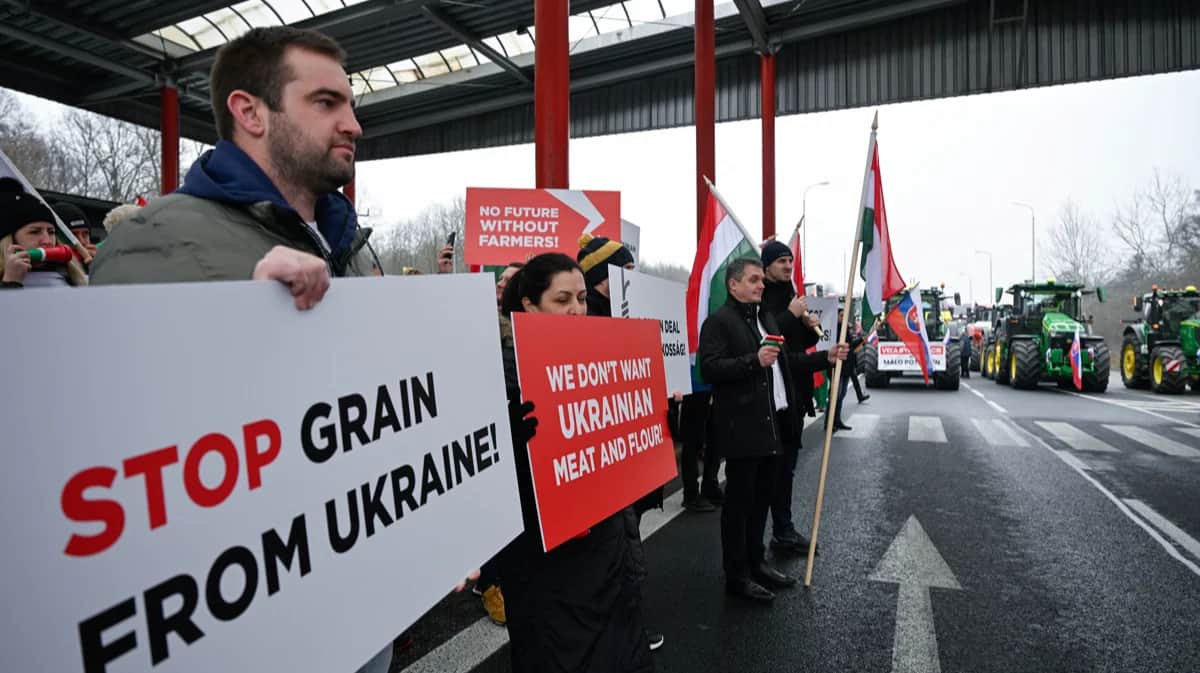Фермеры во время акции протеста против импорта из-за пределов ЕС и беспошлинного ввоза продукции из Украины, Холич, Словакия, 27 февраля 2025 года. Фото: Radovan Stoklasa / Reuters / Scanpix / LETA