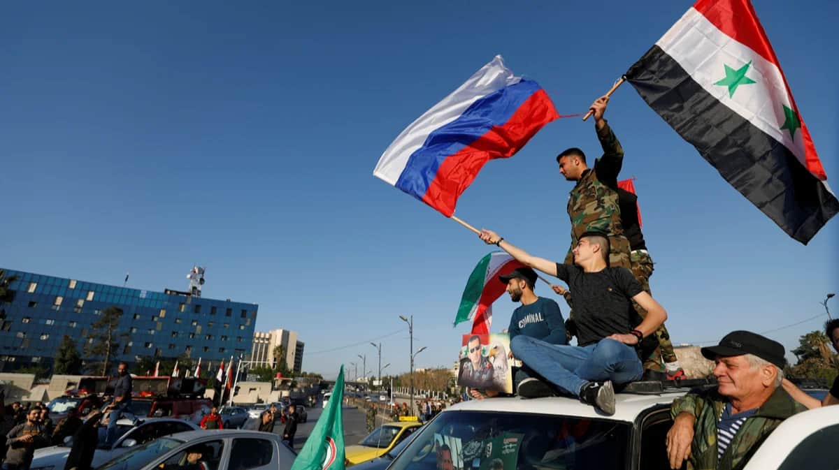Сирийцы во время акции протеста против авиаударов под руководством США, Дамаск, Сирия, 14 апреля 2018 года. Фото: Omar Sanadiki / Reuters / Scanpix / LETA