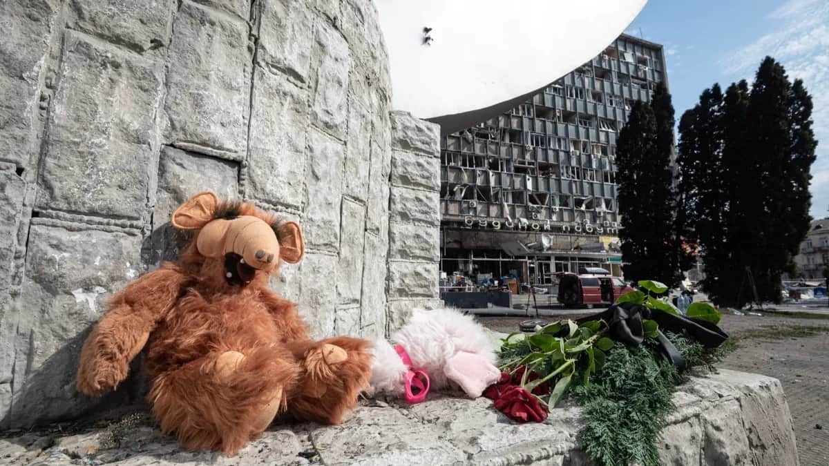 A memorial near a building damaged by Russian shelling in Vinnitsa, July 15, 2022. Photo: Alexey Furman / Getty Images
