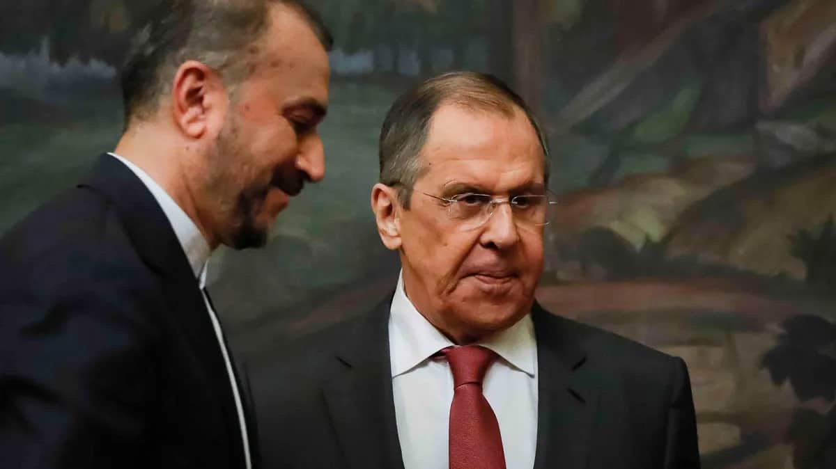 Министр иностранных дел Ирана Хосейн Абдоллахиан и глава МИДа России Сергей Лавров. Фото: EPA-EFE / YURI KOCHETKOV / POOL