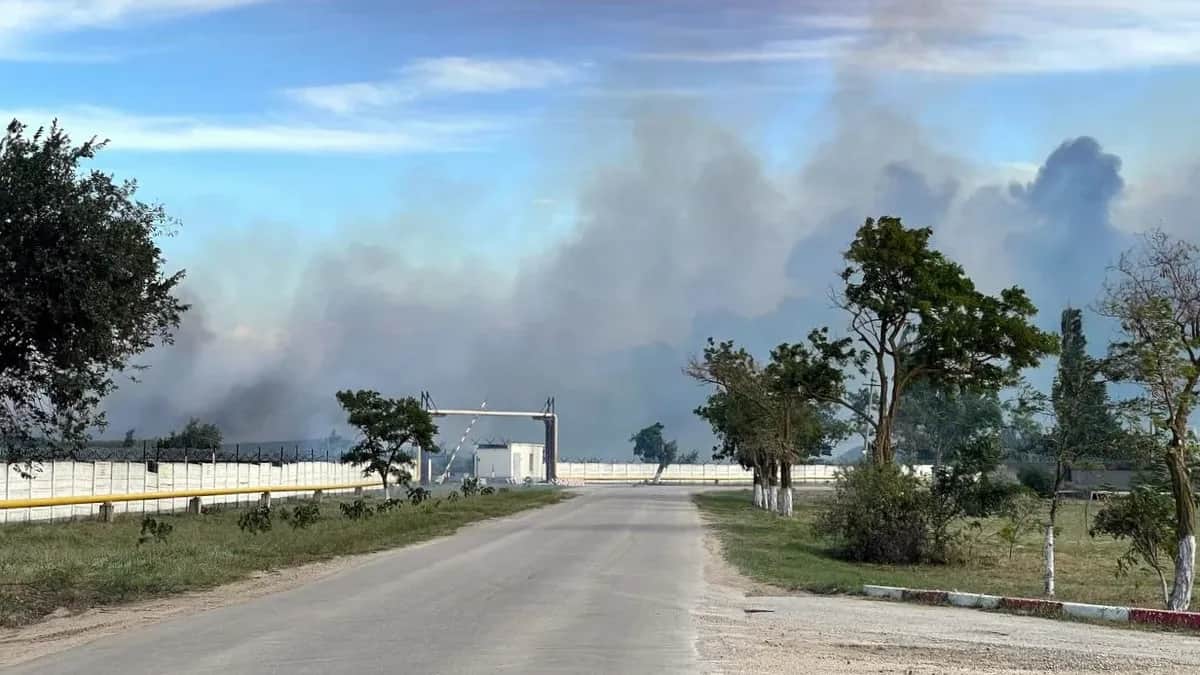 Дым после подрывов боеприпасов на аэродроме Саки в районе Новофедоровки. Фото: EPA-EFE