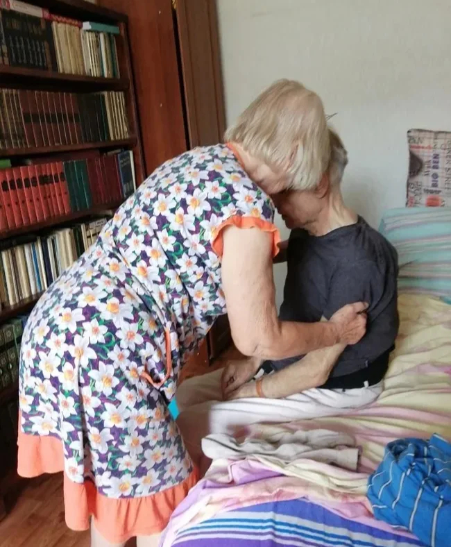 Dmitry Kolker in his apartment before hospitalization, June 29, 2022. Photo by Alina Mironova (daughter of Dmitry Kolker)