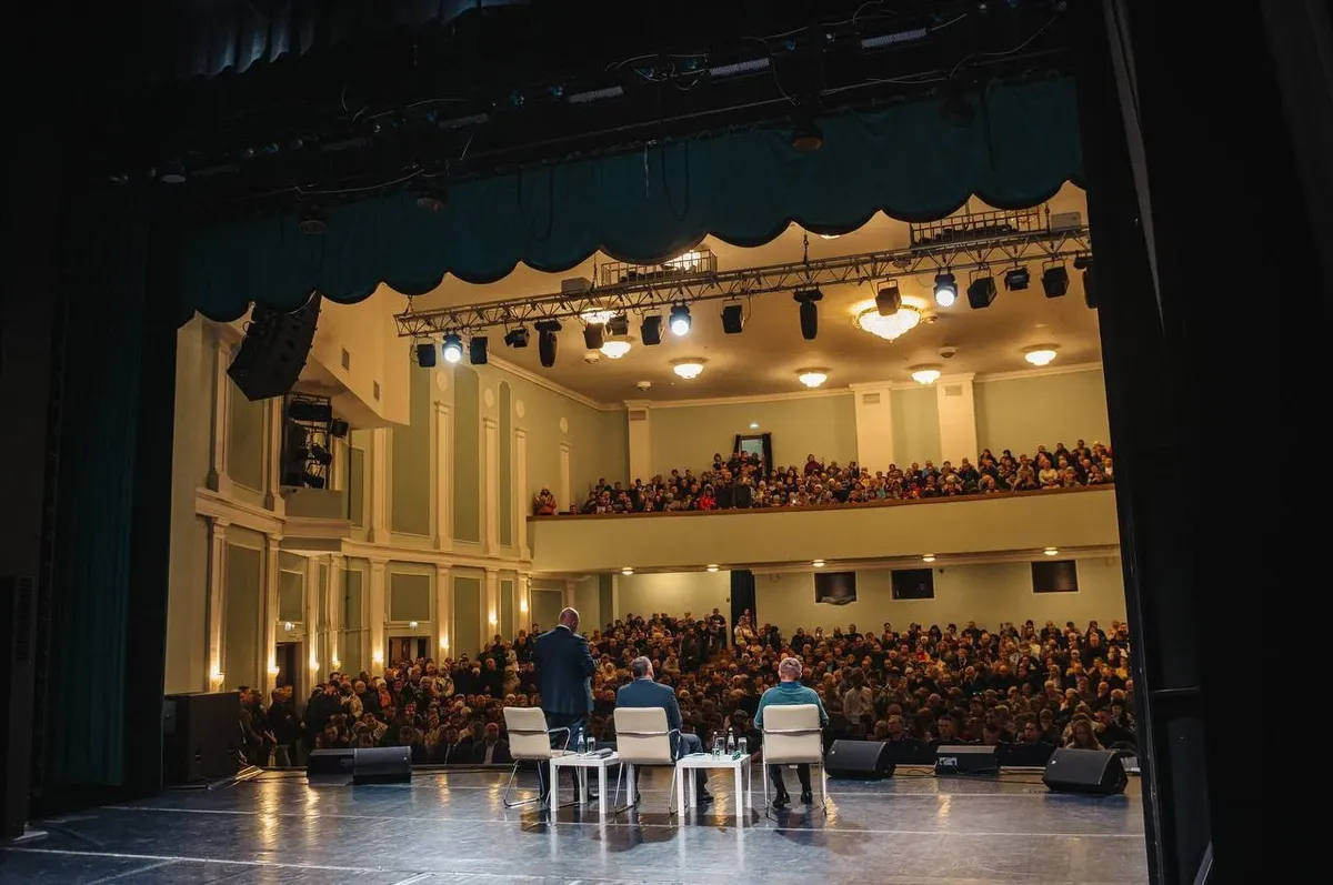 Встреча жителей приграничных районов Курской области с Алексеем Смирновым, Маратом Хуснуллиным и Романом Старовойтом, 12 ноября 2024 года. Фото: <a data-sk="tooltip_parent" data-stringify-link="https://t.me/mkhusnullin/3256" href="https://t.me/mkhusnullin/3256" rel="noopener noreferrer" target="_blank">телеграм-канал Марата Хуснуллина</a>
