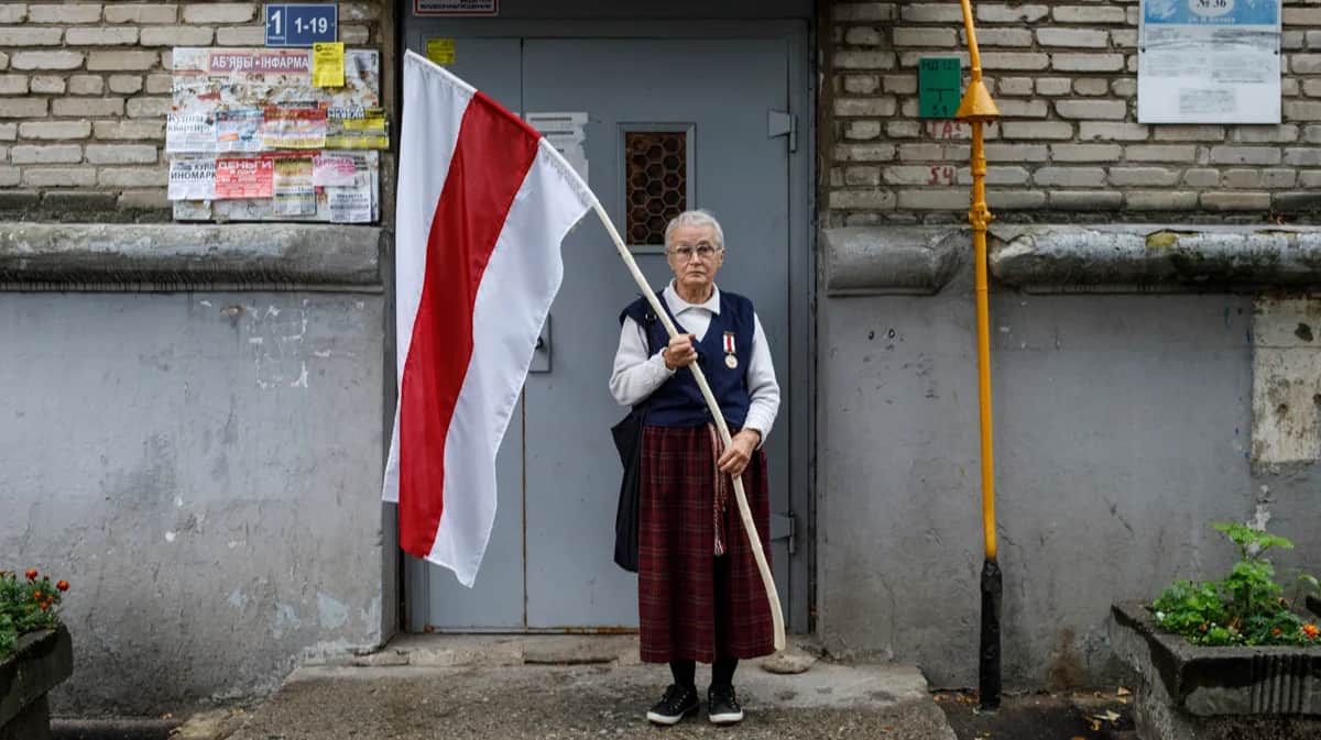 Нина Багинская у своего дома в Минске, 10 сентября 2020 года. Фото: AP Photo / Scanpix / LETA