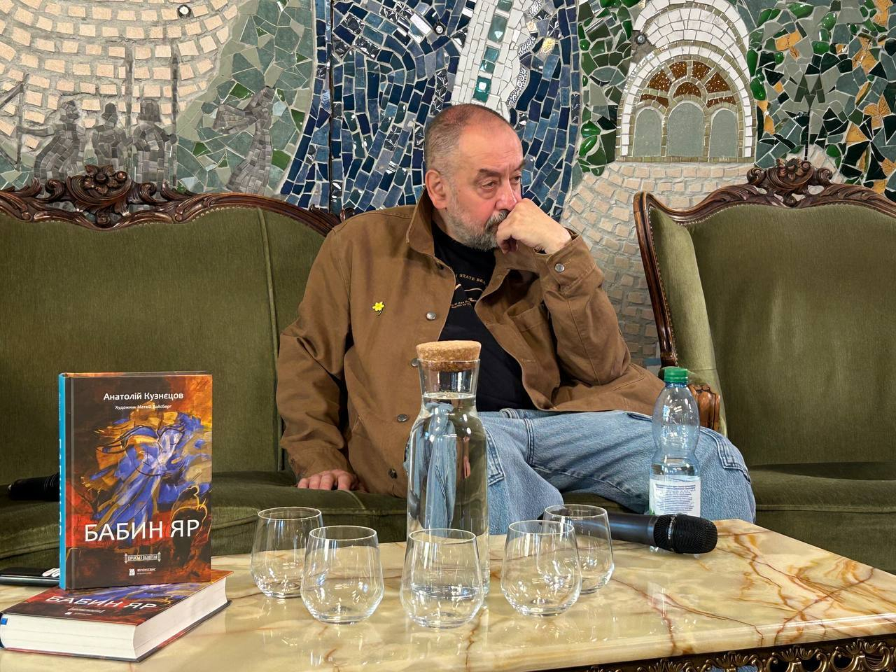 Матвей Вайсберг с книгой «Бабий Яр». Киев, Украина. 30 сентября 2026 года. Фото: Дмитрий Дурнев / «Новая газета Европа»