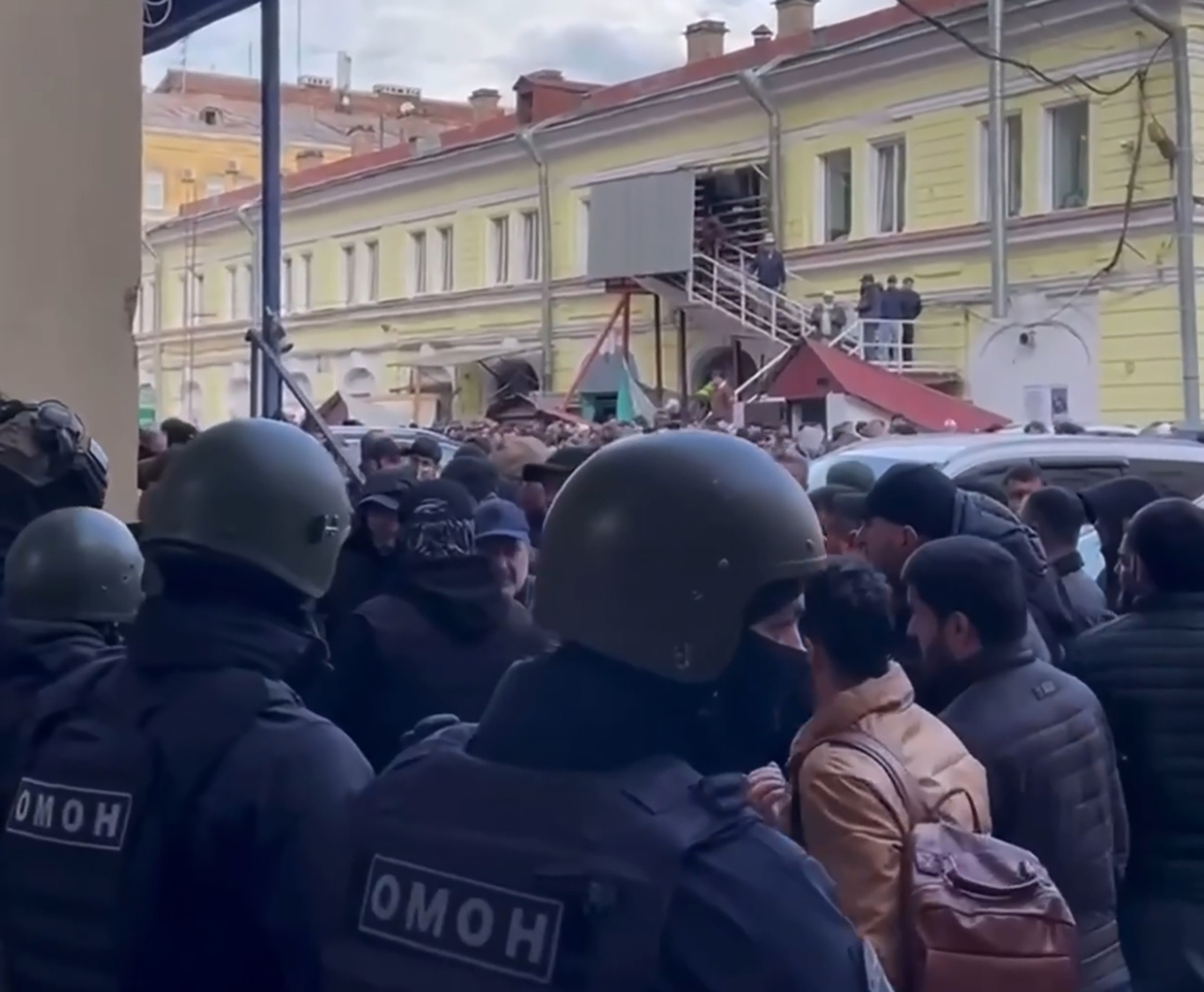 Миграционный рейд на Сенном рынке в Санкт-Петербурге. Фото: кадр из видео / О'Новости