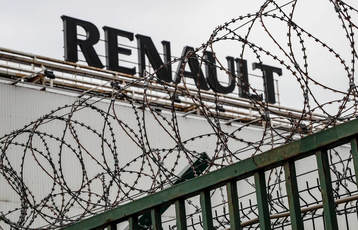 Логотип Renault на закрытом заводе в Москве, Россия, 25 марта 2022 года. Фото: Юрий Кочетков / EPA