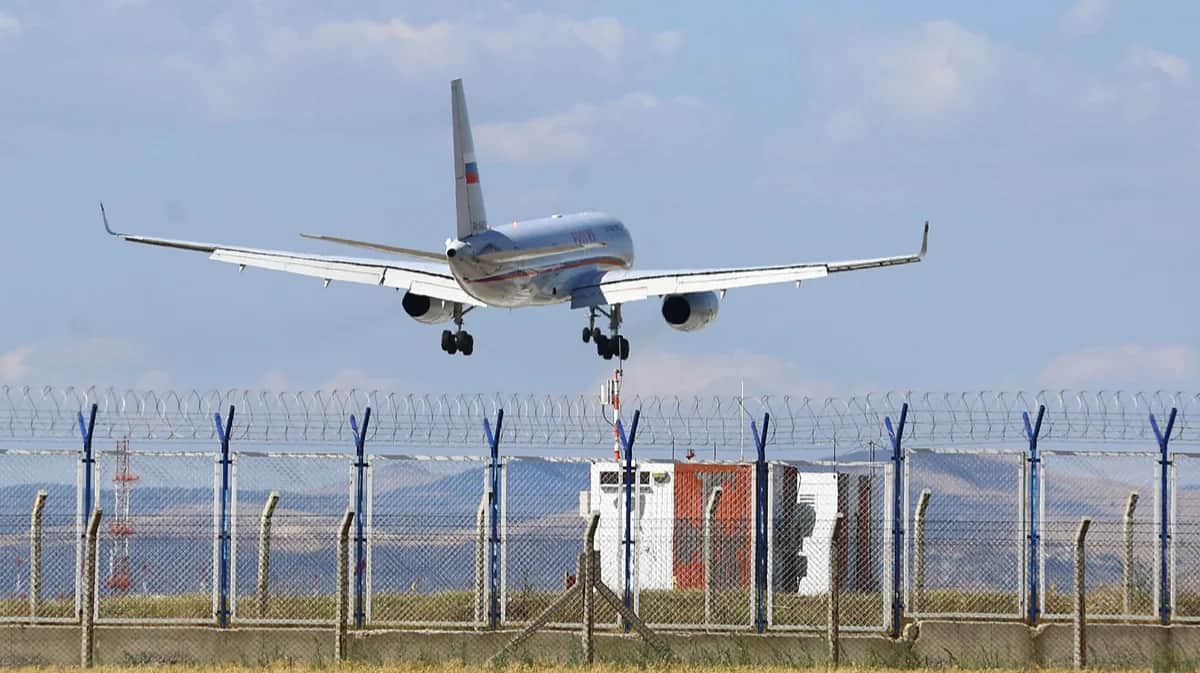 Российский самолет Ту-204-300 готовится к посадке в аэропорту в Анкаре, 1 августа 2024 года. Фото: AFP / Scanpix / LETA