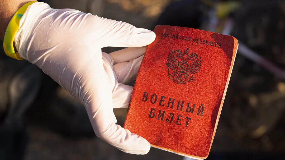 Военный билет найденный у останков российского военнослужащего членами украинской поисковой группы, Донецкая область, 1 августа 2024 года. Фото: Nikoletta Stoyanova / EPA