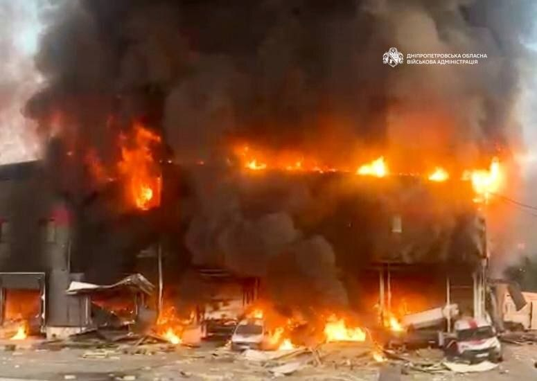 Последствия атаки реактивного дрона по Кривому Рогу. Украина. 7 июля 2026 года. Фото: @dnipropetrovskaODA / Telegram