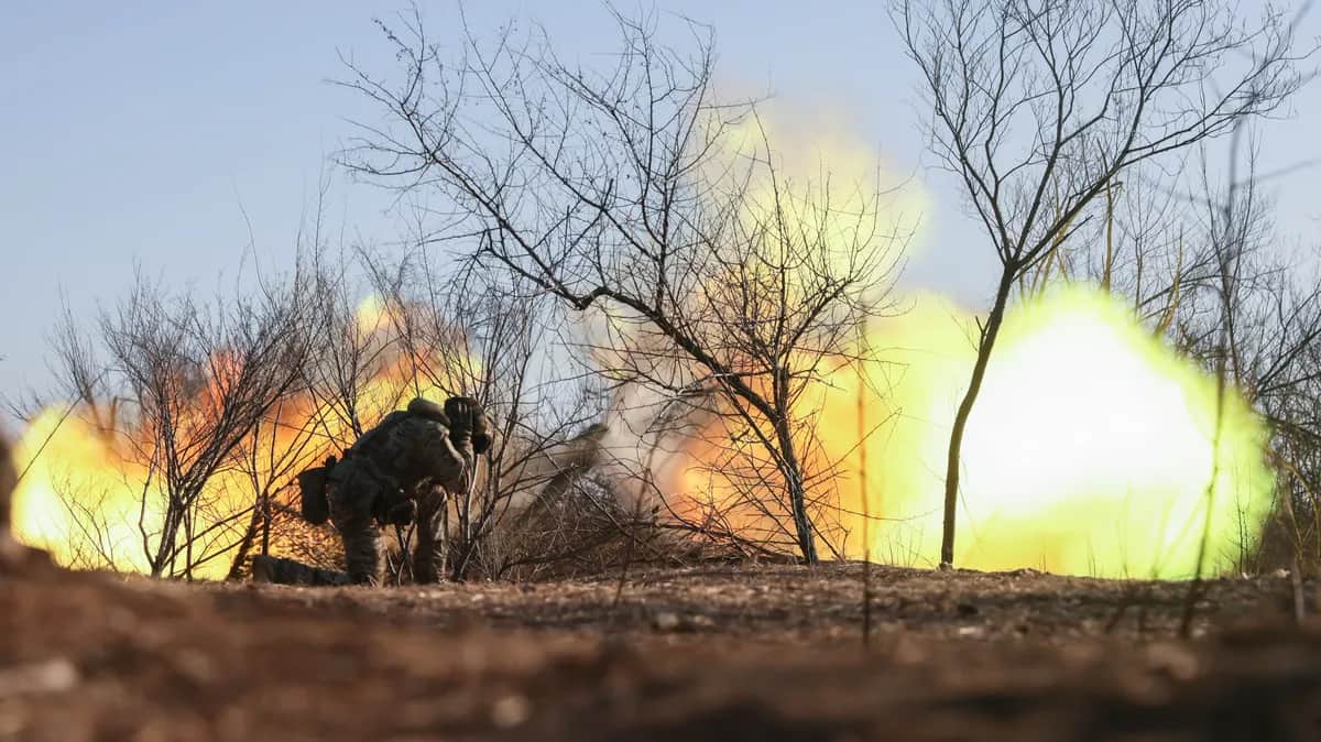 A Ukrainian artillery unit fires a D-30 howitzer across the frontline in southeastern Ukraine’s Zaporizhzhia region, 7 March 2025. Photo: EPA-EFE / OLEG MOVCHANIUK
